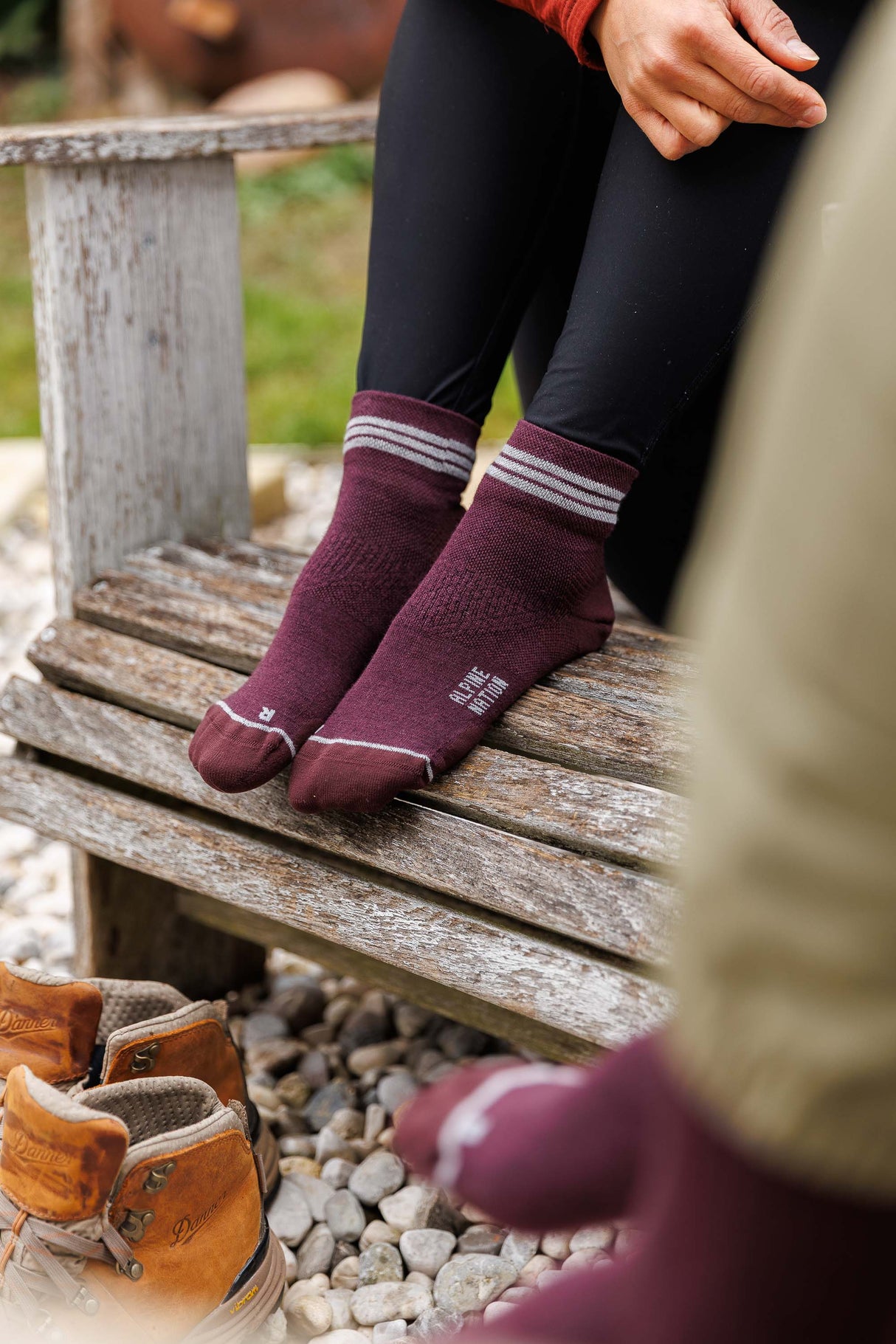 Seceda Light Merino Mid Crew Socks Burgundy
