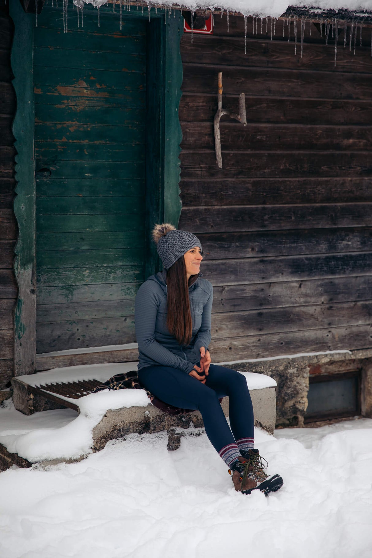 The model is 162cm tall, weighs 52kg and wears size XS