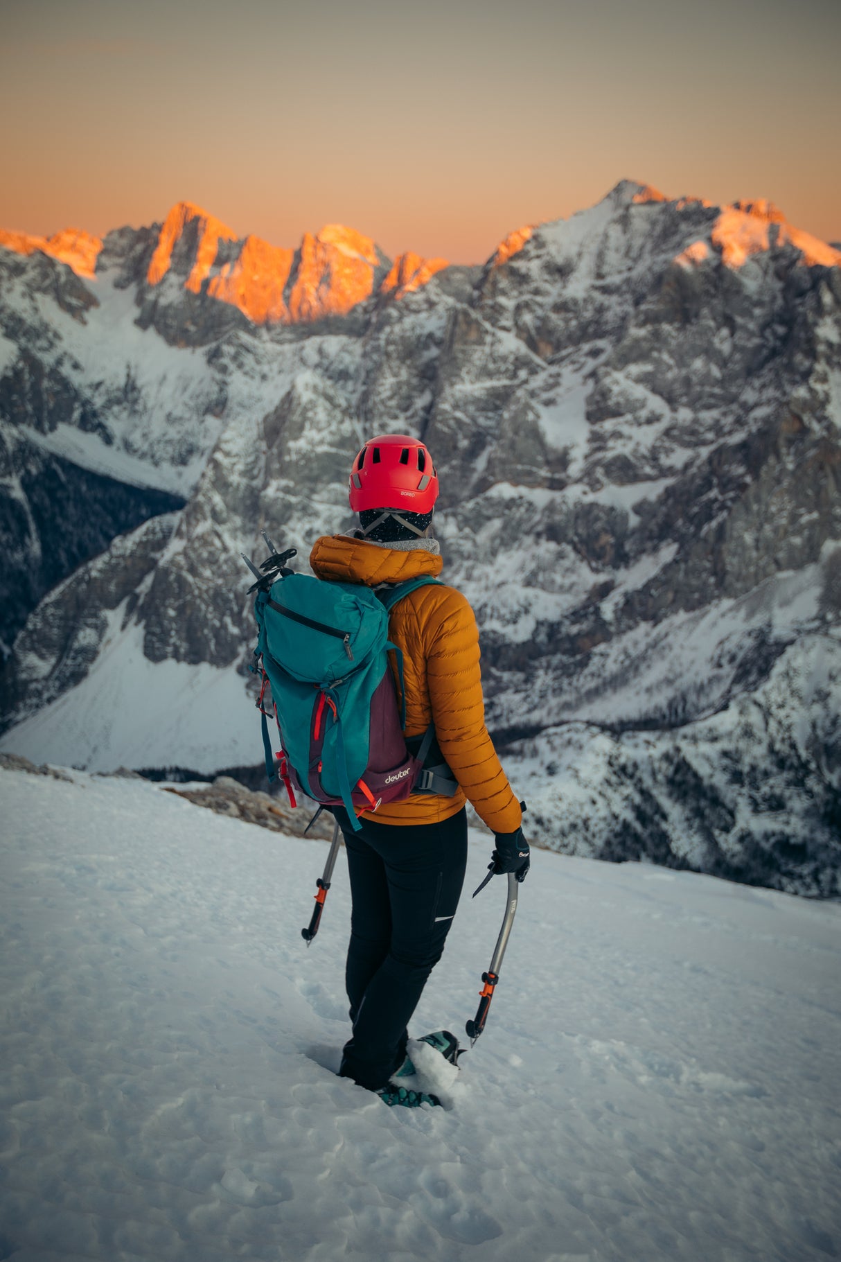 The model is 170cm, weighs 67kg, wears size M