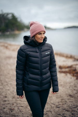 The model is 162 cm tall, weighs 53kg and is wearing size XS.