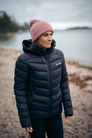 The model is 162 cm tall, weighs 53kg and is wearing size XS.