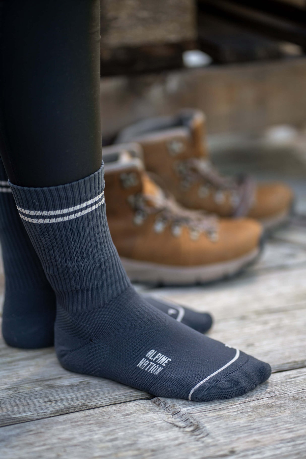 Summit Hike Crew Socks Graphite