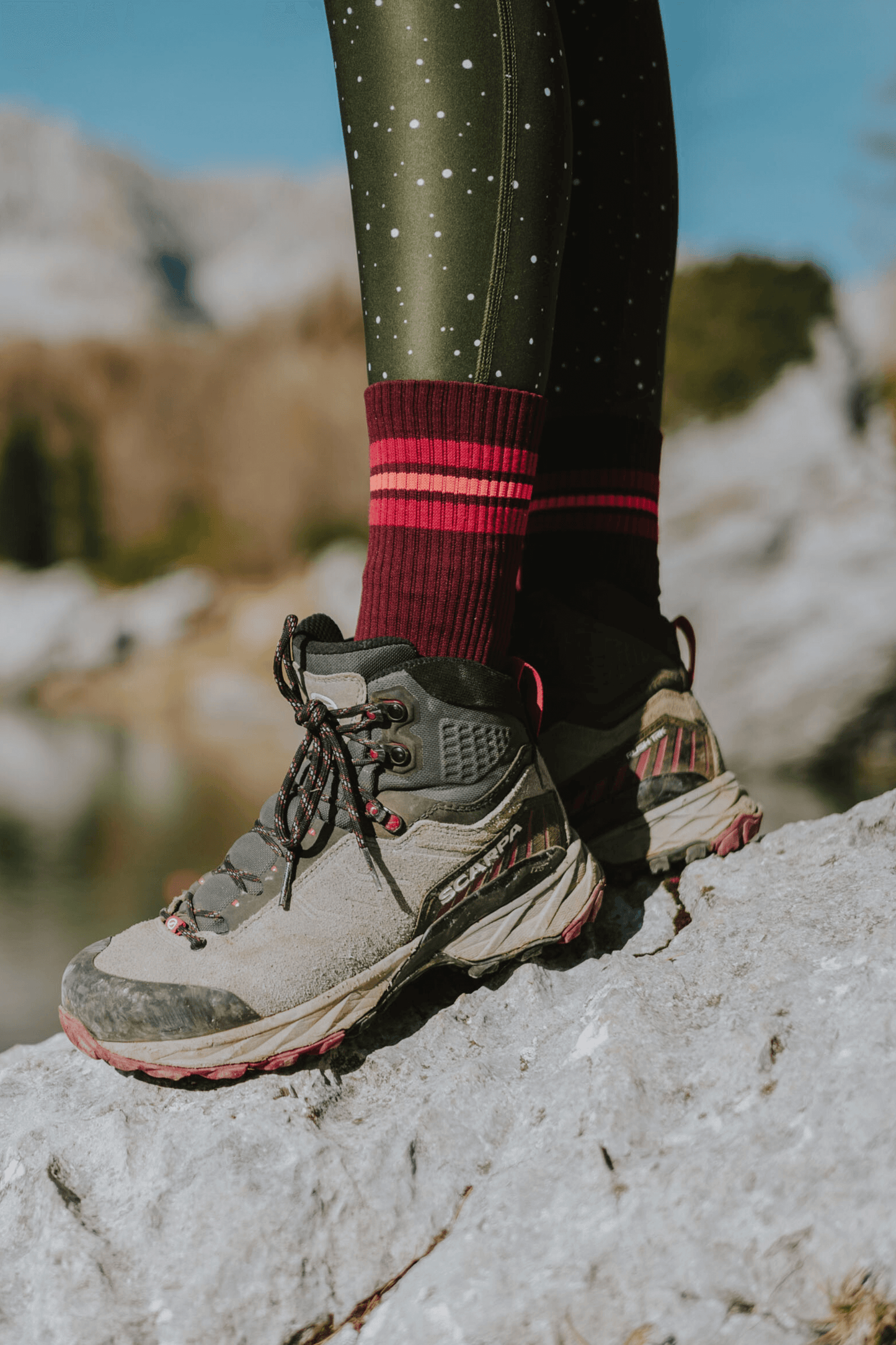 Summit Hike Crew Socks - Wild Berry